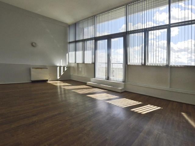 Jedburgh Road, London E13 9LX 2 bed house to rent £1,650 pcm £381 pw