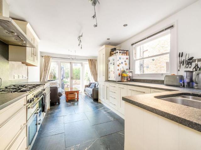 Jeddo Road, Wendell Park, London, W12 3 bed house to rent £5,500 pcm £1,269 pw