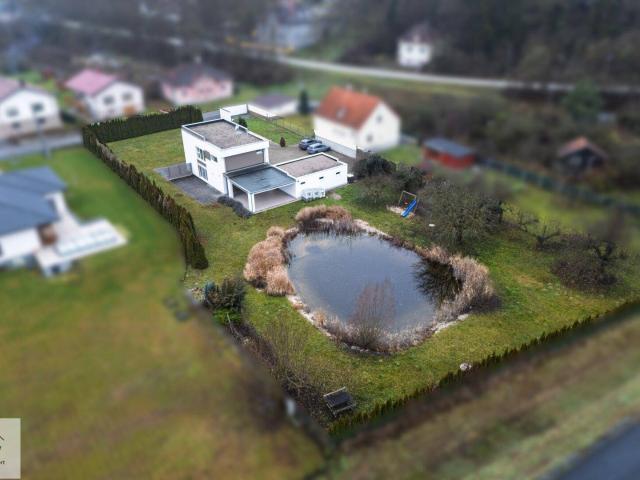 Jeden Tag ein Stück Urlaub – modernes Passivhaus mit Natur Schwimmteich auf 3.149 m² Eigengrund