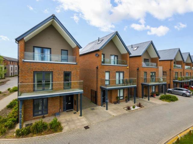 Jelley Way, Woking GU22 4 bed detached house to rent £2,950 pcm £681 pw