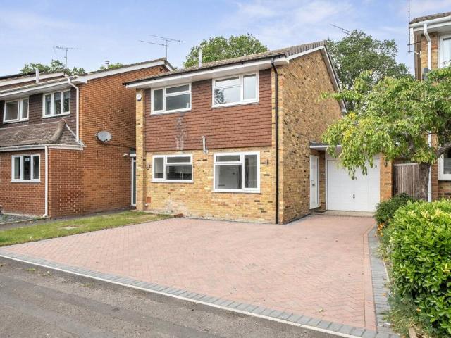 Jerrymoor Hill, Finchampstead. 3 bed detached house to rent £1,950 pcm £450 pw