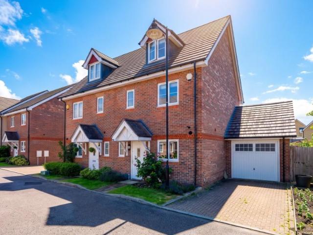 Jersey Close, Knaphill GU21 4 bed semi detached house to rent £2,350 pcm £542 pw