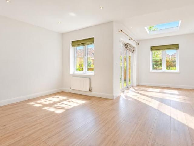 Jersey Close, Knaphill, Surrey, GU21