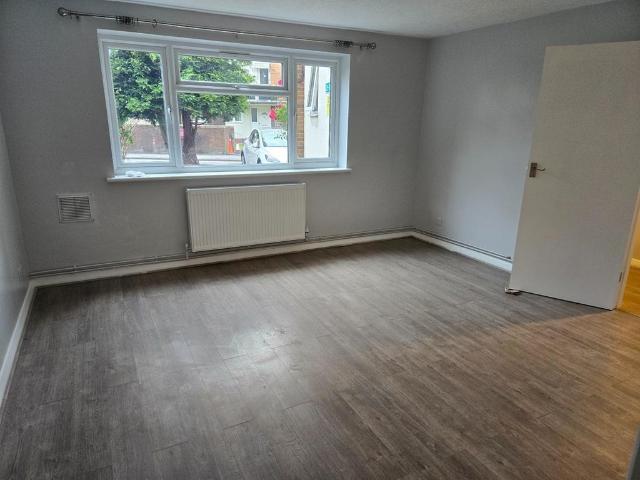 Jersey Road, Hounslow TW3 2 bed flat to rent £1,850 pcm £427 pw