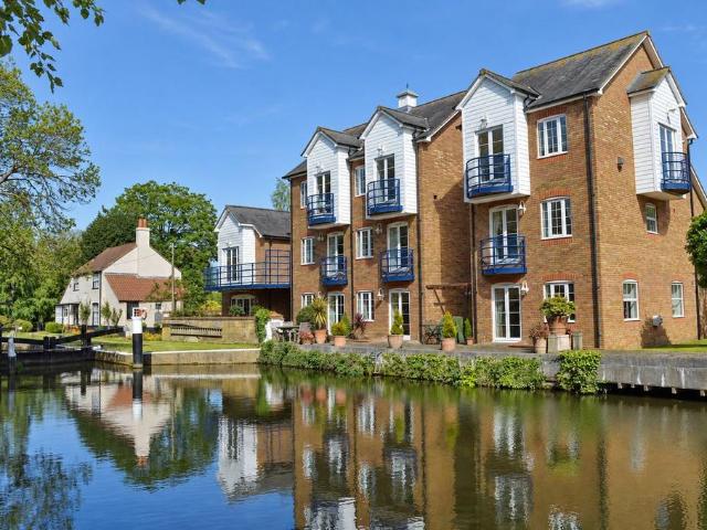 Jessamy Road, Weybridge, KT13 2 bed apartment to rent £2,150 pcm £496 pw