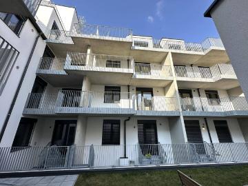JETZT INVESTIEREN! Erstbezugstraum in ruhiger Lage 3 Zimmer inkl. Küche und südseitigem Balkon