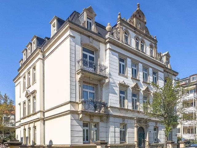 ERSTKLASSIGE 2 ZI. DACH WOHNUNG IN STILVOLLER VILLA IN GUTER LAGE