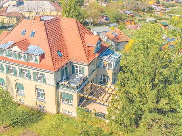 ERSTKLASSIGES 1 ZI. APARTMENT IN STILVOLLER VILLA AUF TOP GRUNDSTÜCK