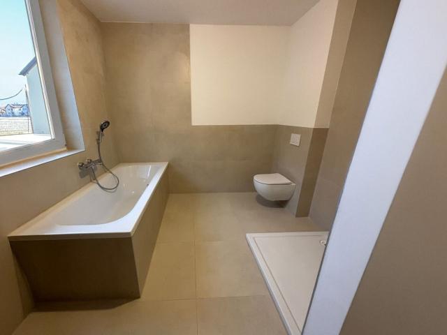 Jetzt Mieten / Kaufoption! Traumhafte Neubau Doppelhaushälften 128 m² Wfl. mit Büro / Galerie, Dachterrasse, Eigengarten & Garage in Attnang P