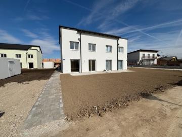 Jetzt mieten / Kaufoption! Traumhafte Neubau Doppelhaushälften 128 m² Wfl. Mit Büro / Galerie, Dachterrasse, Eigengarten & Garage in Attnang P