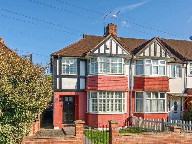 Jevington Way Lee SE12 3 bed semi detached house to rent £2,400 pcm £554 pw