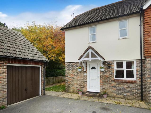 Jib Close, Littlehampton BN17 1 bed end of terrace house to rent £1,100 pcm £254 pw