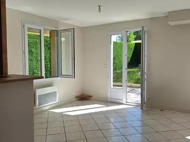 Jonzac 17500 Location maison 4 pièces t4 au dernier étage terrasse