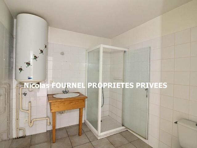 Jonzieux 42660 Appartement 43.69m² cuisine équipée ouverte sur salon séjour, une chambre, SDB avec WC