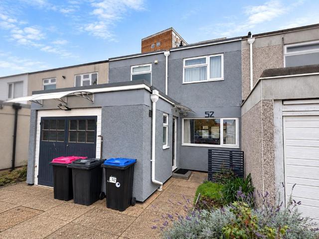 Jones Close, Southend on Sea, Essex, SS2 3 bed terraced house to rent £1,800 pcm £415 pw