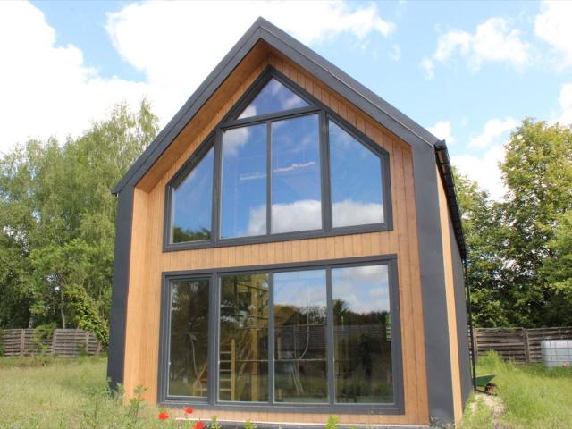 Do sprzedania nowoczesny domek nad Jeziorem Tarnawskim 42 m²