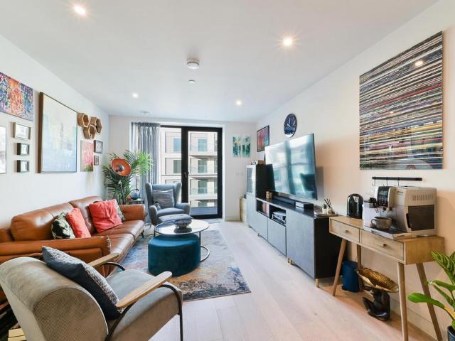 John Cabot House, London, E16 2 bed apartment to rent £2,799 pcm £646 pw