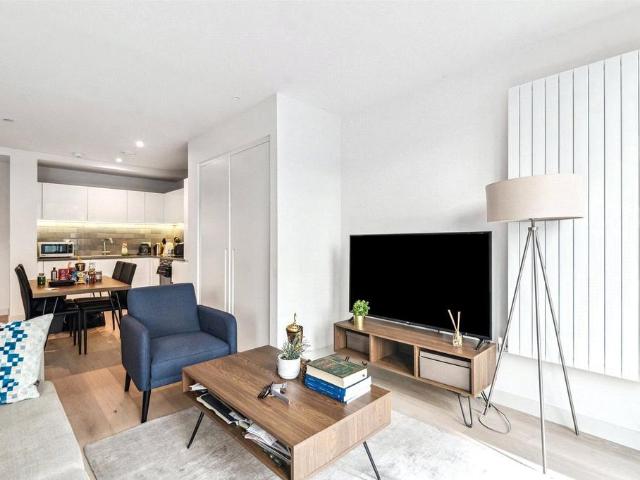 John Cabot House, 42 Royal Crest. Studio to rent £1,900 pcm £438 pw