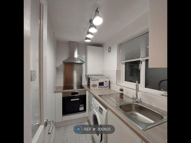 John Silkin Lane, London SE8, 1 bed flat to rent, £1,730 pcm | PrimeLocation