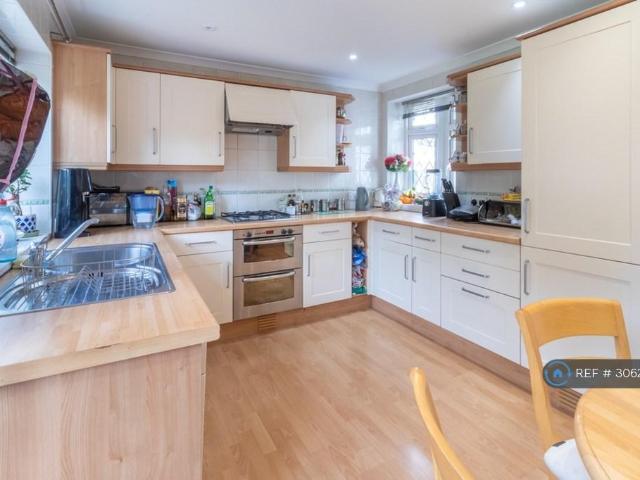 Johns Lane, Morden, SM4 3 bed semi detached house to rent £2,300 pcm £531 pw