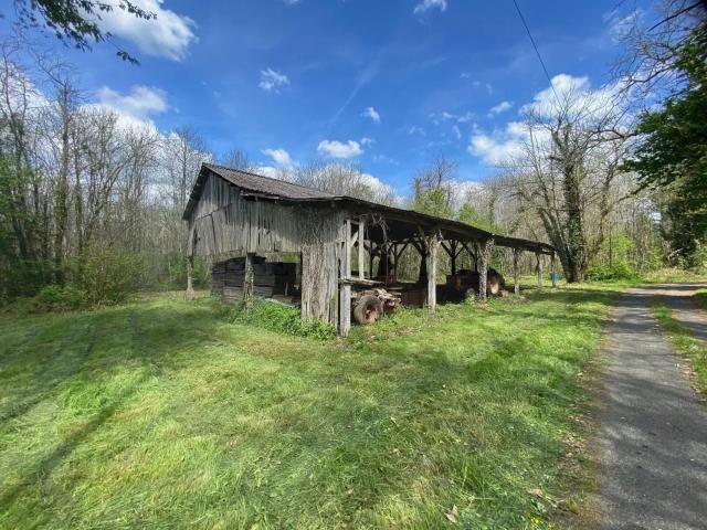 Joie propriété en pierre, comprenant une maison d'habitation. 205m² Villefranche du Périgord