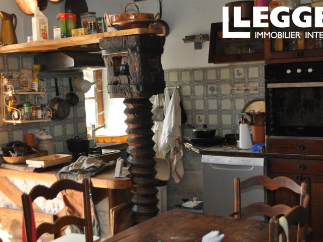 Joli maison de maître en pierre du XVIIe siècle, situé au centre d'un village de Dordogne