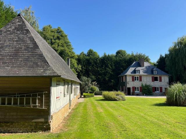 joli manoir de 156 M2 en surface utile avec son annexe sur une terrain d'1,3 hectares arboré