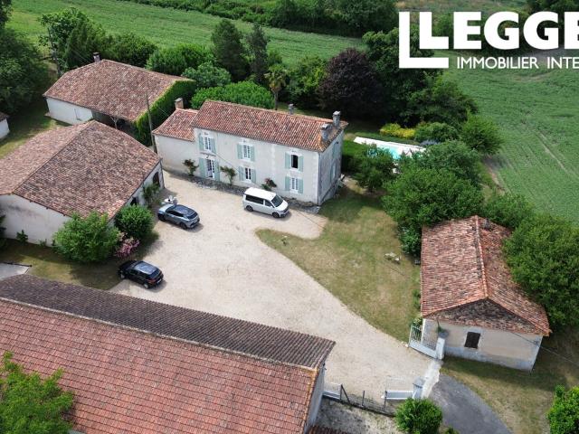 Joli Manoir entièrement meublé de 5/6 chambres avec chalet, dépendances, piscine chauffée, 8 hectares avec lac