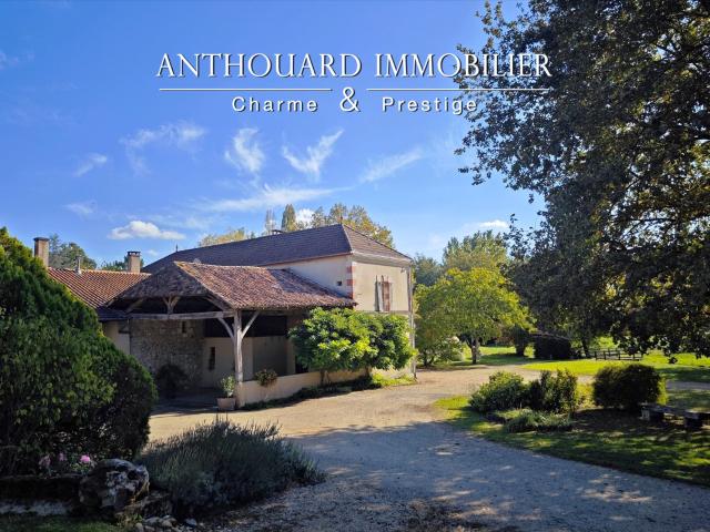 Joli moulin, dépendances sur 3 ha 275m² Issac