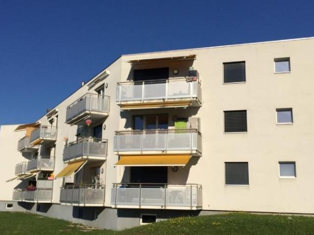 Joli appartement de 3.5 pièces rénové, proche des transports publics et commerces. Avec ascenseur, accès sécurisé et buanderie