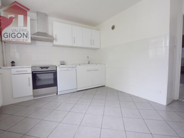 JOLI APPARTEMENT lumineux, rénové. donnant sur balcon ave