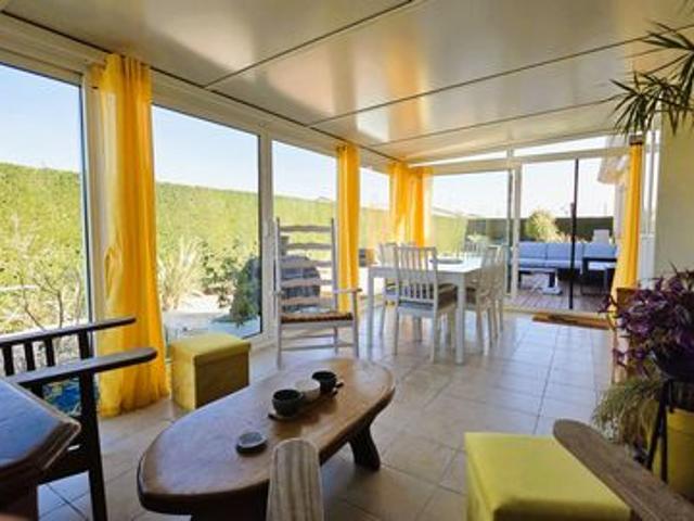 Joli et agréable pavillon avec piscine couverte d'un deck en bois coulissant