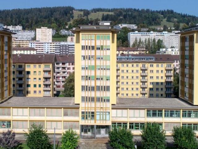 Joli logement de 3 pièces dans un immeuble avec ascenseur