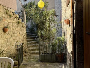 Joli Petit Appartement avec Terrasse dans Maison de Village