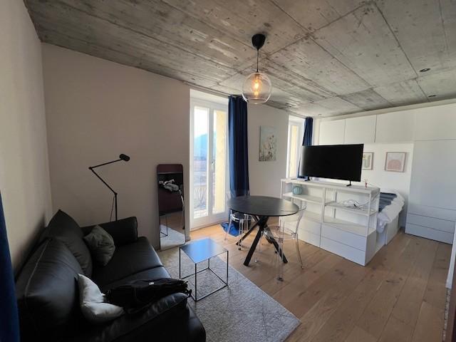 Joli studio meublé au 2ème étage avec petit balcon