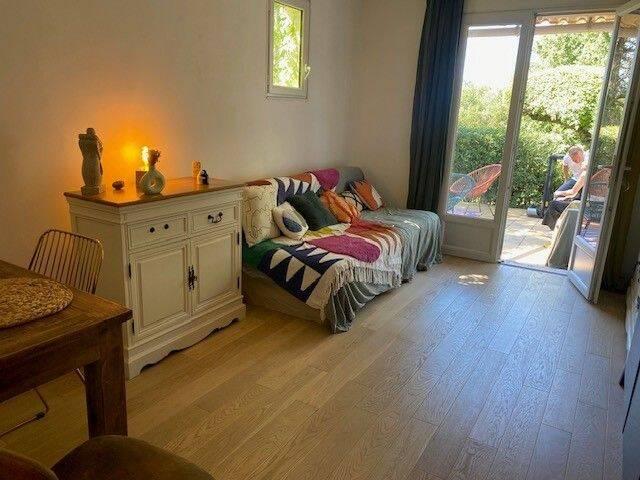 Joli studio meublé avec grande terrasse dans résidence avec pisc