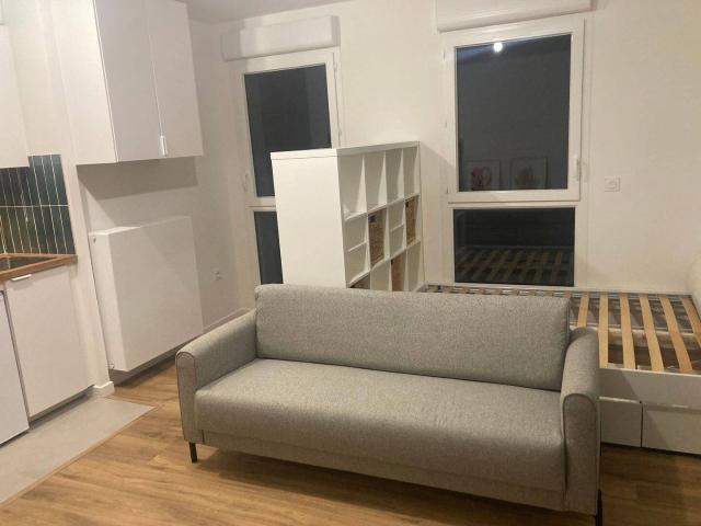 Joli studio meublé très bien situé libre de suite