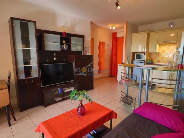 Joli 2 pièces climatisé + grande terrasse avec vue dégagée sur l