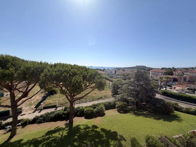 Joli 2p de 45m² + Terrasse + Cellier + 1 place de Parking extérieur + Piscine dans résidence