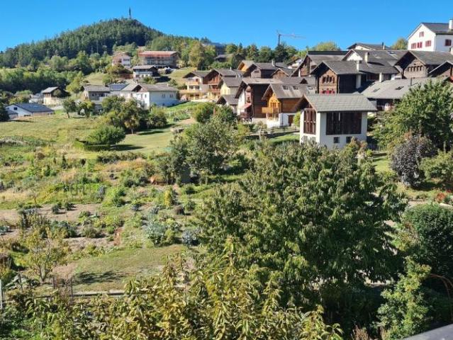 Joli 4pces, centre du village de Lens, proche de toutes les commodités
