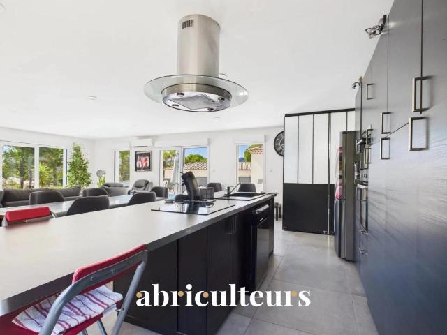 Jolie villa contemporaine/vue panoramique en vente à Bagnols en Forêt 83600
