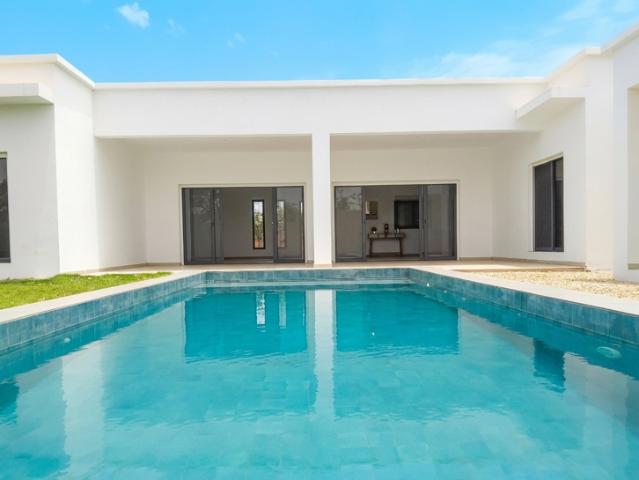 JOLIE VILLA NEUVE VENDUE MEUBLEE AVEC PISCINE SUR 730m2 DE TERRAIN DANS UNE NOUVELLE RESIDENCE