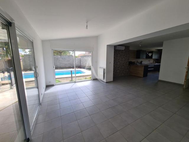 Jolie villa rénovée de 130m² sur une parcelle de 841m² avec piscine, garage.