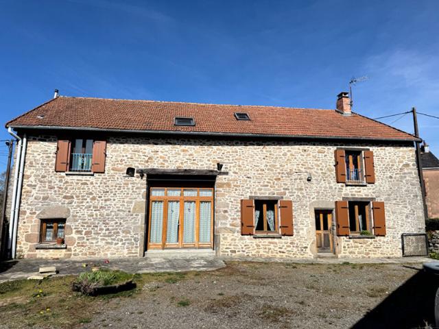 Jolie Ancienne Maison 6 CH en Pierre avec Grange Aménagée, Dépendances, Grande Grange 60m2 et Parcelles de Bois total 8305m2