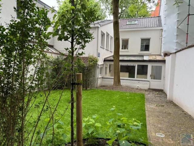 jolie arrière maison en îlot fermé, en plein coeur du Cha.