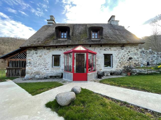 JOLIE CHAUMIERE PROCHE DE RIOM ES MONTAGNES