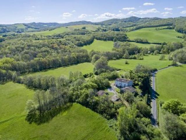 Jolie corps de ferme rénové avec 26 ha de terrain