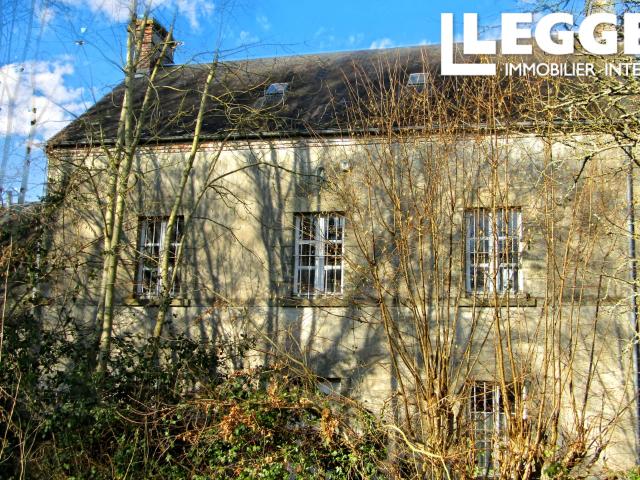 Jolie demeure de maître à rénover avec dépendances et jardin arboré, à Pré en Pail