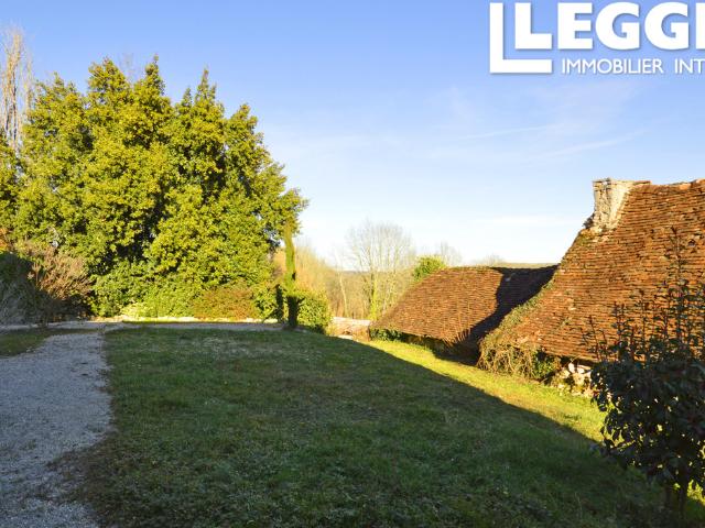 Jolie ferme en pierre de 4 chambres dans un hameau avec 3 granges, Périgord noir
