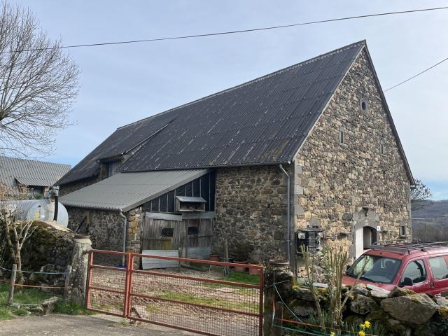 JOLIE GRANGE AVEC 1HECTARE DE TERRAIN